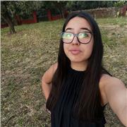Joven con bachillerato de ciencias y formación profesional de salud